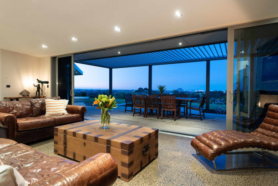 Residence with living pavilion and glazing opening to the landscape